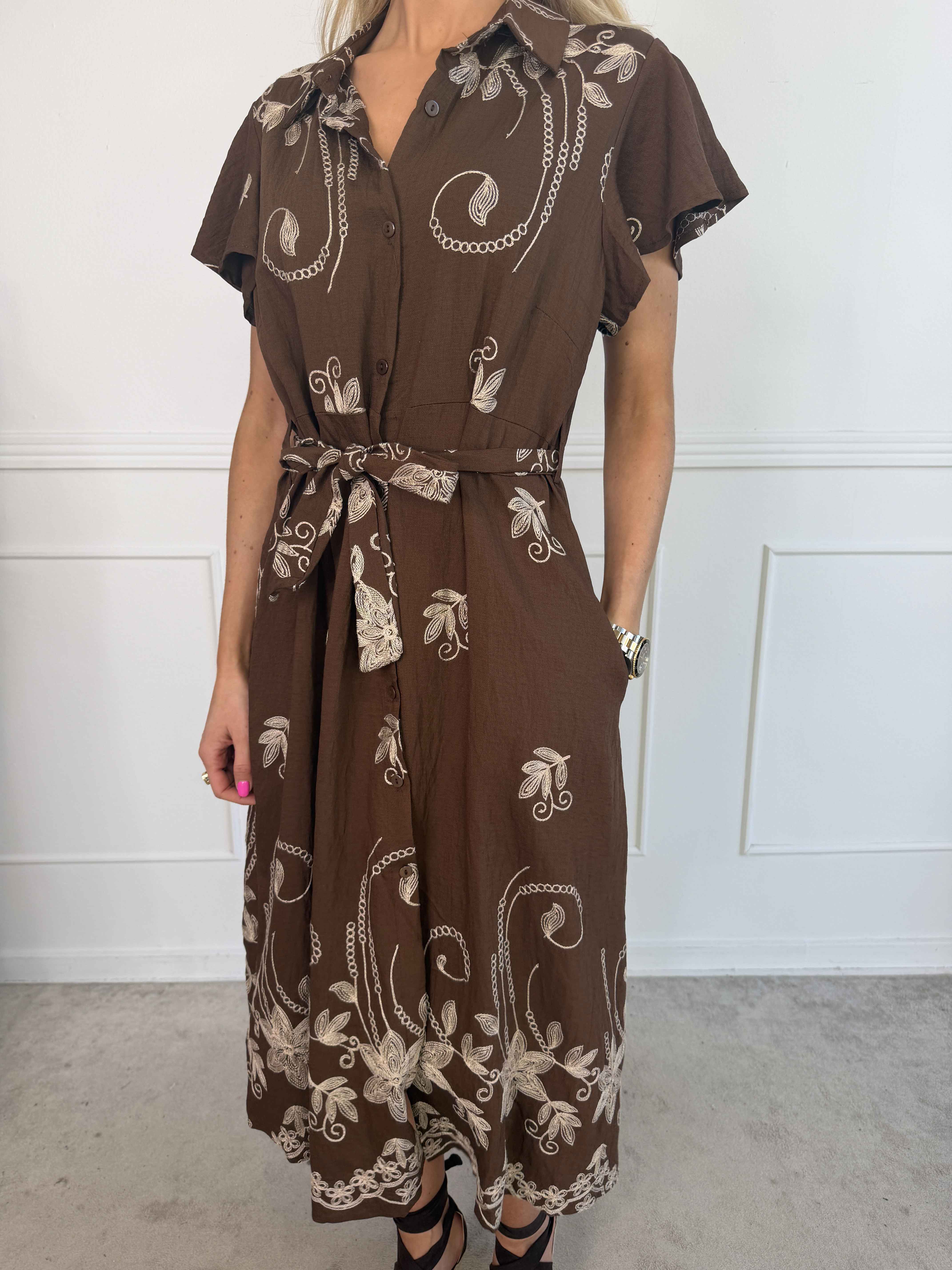 Marianne - Skjortekjole i viskose med broderede detaljer og flæseærmer.